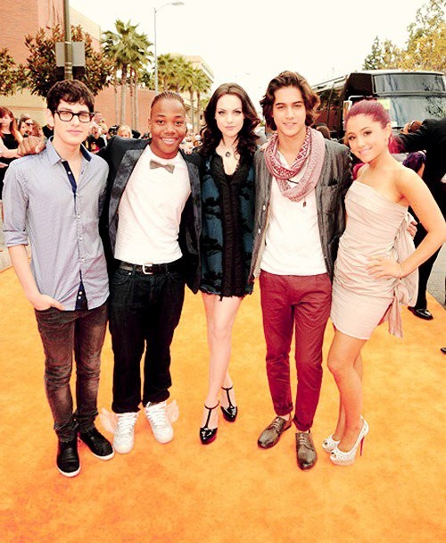 Elizabeth Gillies Fotoğrafı