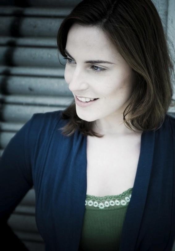 Antje Traue Fotoğrafı