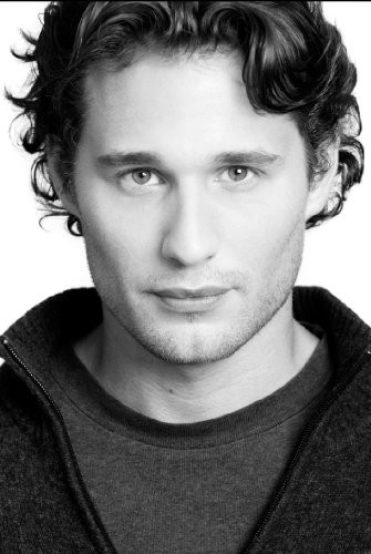 Travis Oliver fotoğrafı