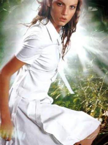 Angela Lindvall Fotoğrafı