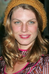 Angela Lindvall Fotoğrafı