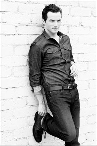 Ian Harding Fotoğrafı