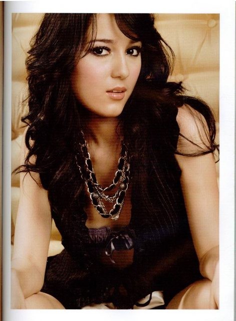 Julie Estelle fotoğrafı