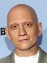 Anthony Carrigan fotoğrafı