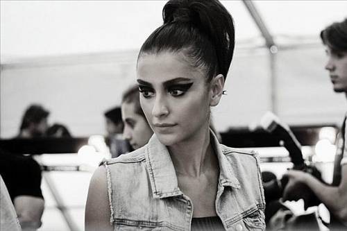 Özge Ulusoy Fotoğrafı