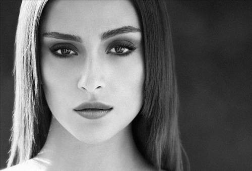 Özge Ulusoy Fotoğrafı