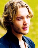 Toby Regbo Fotoğrafı