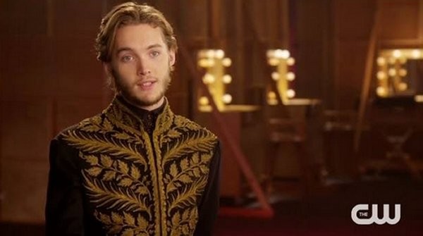 Toby Regbo Fotoğrafı