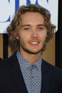 Toby Regbo Fotoğrafı