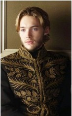 Toby Regbo Fotoğrafı