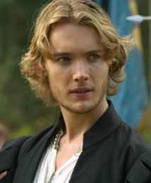 Toby Regbo Fotoğrafı