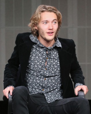 Toby Regbo Fotoğrafı