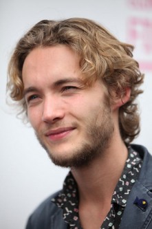 Toby Regbo Fotoğrafı