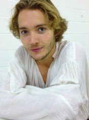 Toby Regbo Fotoğrafı