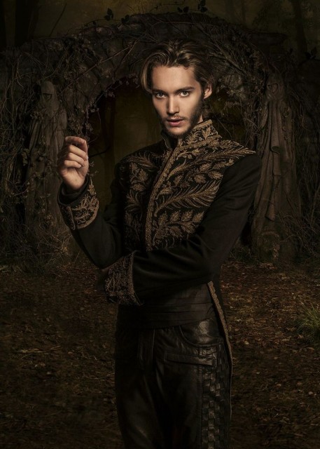 Toby Regbo Fotoğrafı