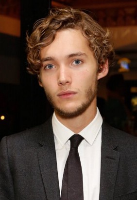 Toby Regbo Fotoğrafı