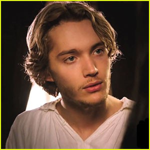 Toby Regbo Fotoğrafı