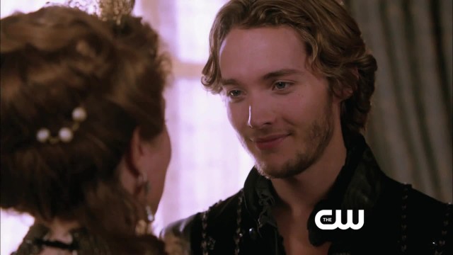 Toby Regbo Fotoğrafı