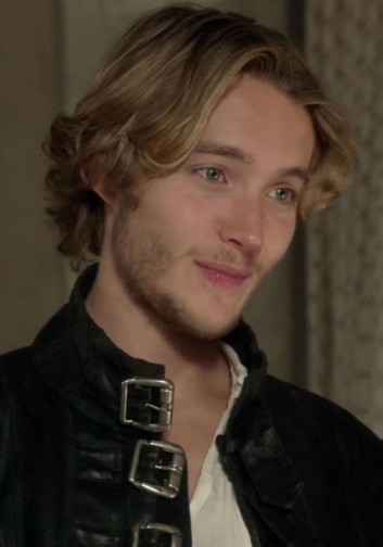 Toby Regbo Fotoğrafı