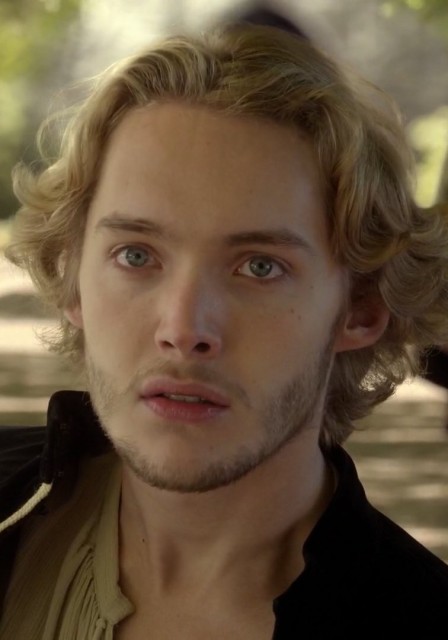 Toby Regbo Fotoğrafı