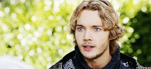 Toby Regbo Fotoğrafı