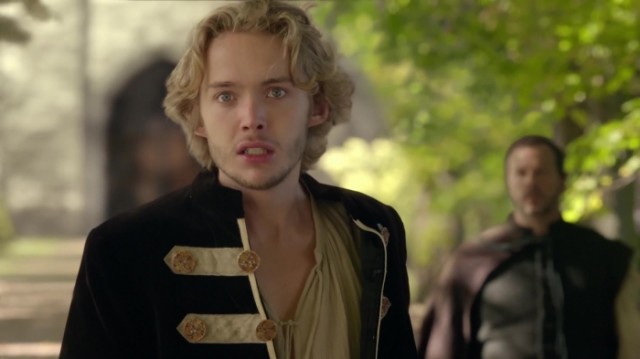 Toby Regbo Fotoğrafı