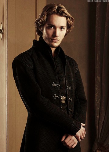Toby Regbo Fotoğrafı