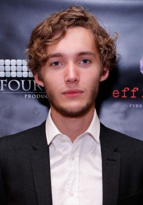 Toby Regbo Fotoğrafı