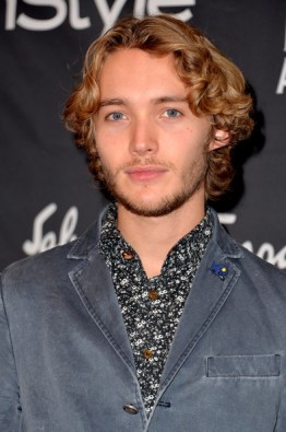 Toby Regbo Fotoğrafı