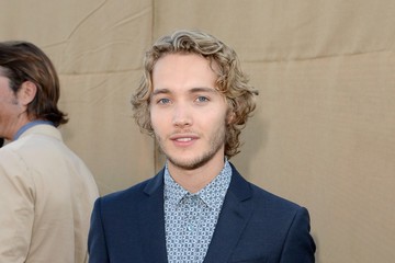 Toby Regbo Fotoğrafı