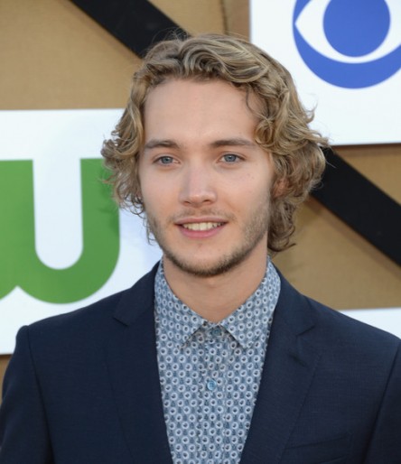 Toby Regbo Fotoğrafı