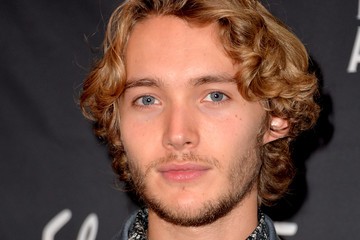Toby Regbo Fotoğrafı