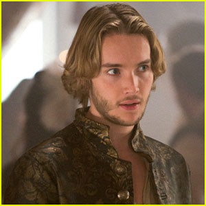 Toby Regbo Fotoğrafı