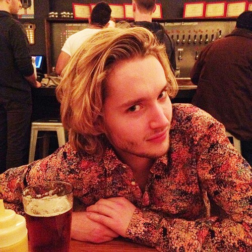 Toby Regbo Fotoğrafı