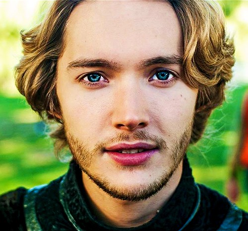 Toby Regbo Fotoğrafı