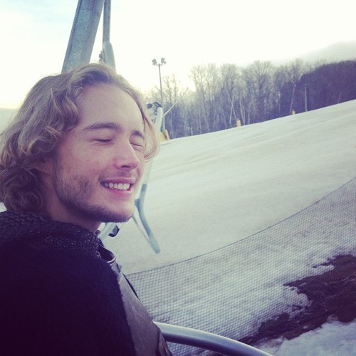 Toby Regbo Fotoğrafı