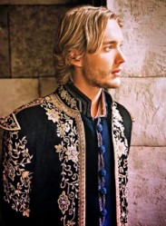 Toby Regbo Fotoğrafı