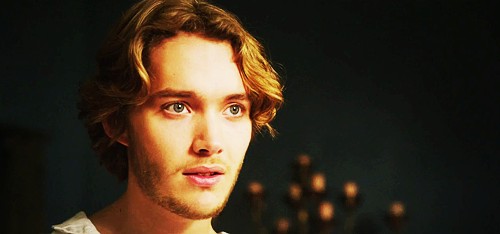 Toby Regbo Fotoğrafı