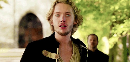 Toby Regbo Fotoğrafı