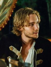 Toby Regbo Fotoğrafı