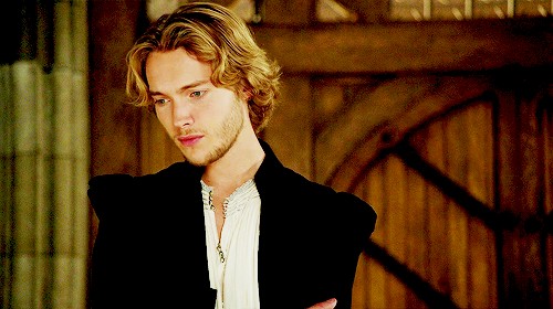 Toby Regbo Fotoğrafı