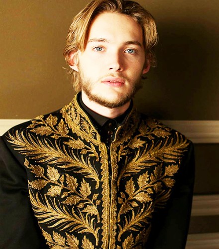 Toby Regbo Fotoğrafı