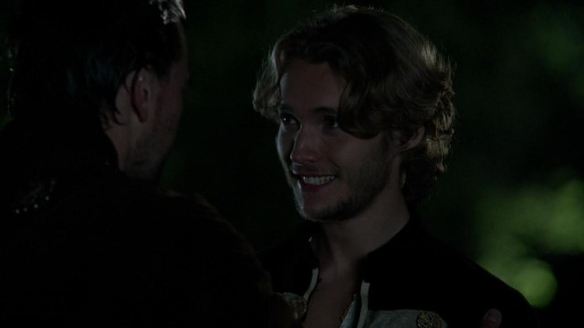 Toby Regbo Fotoğrafı