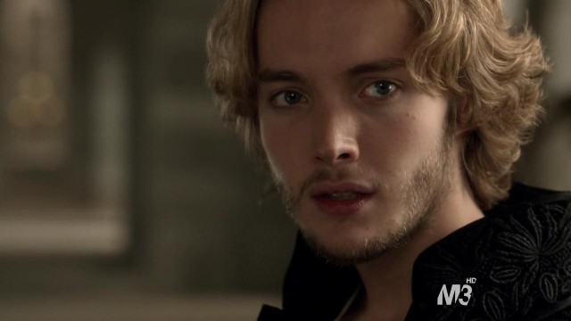Toby Regbo Fotoğrafı