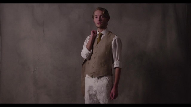 Toby Regbo Fotoğrafı