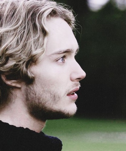 Toby Regbo Fotoğrafı