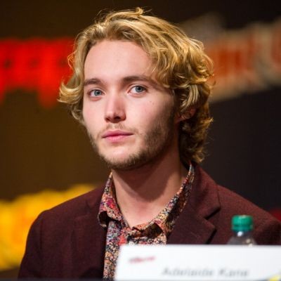 Toby Regbo Fotoğrafı