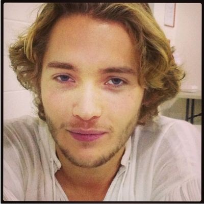 Toby Regbo Fotoğrafı