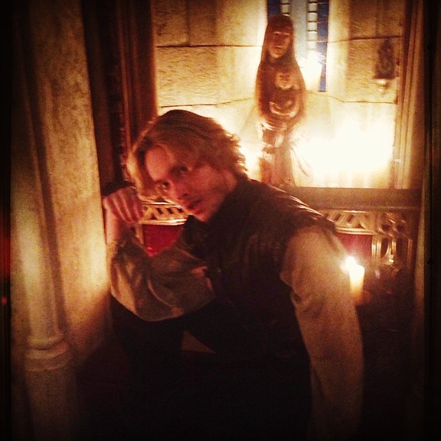 Toby Regbo Fotoğrafı