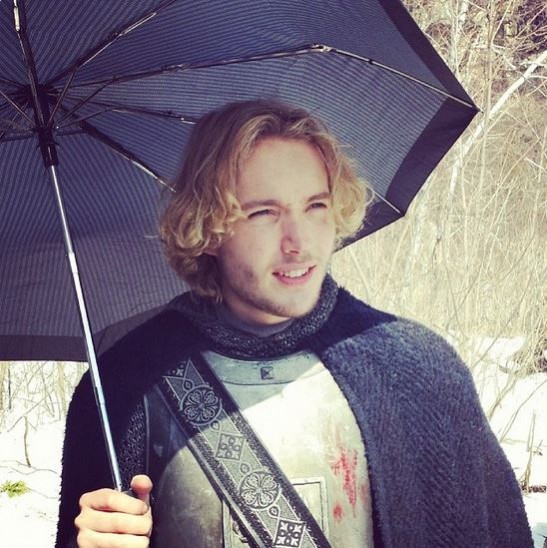 Toby Regbo Fotoğrafı